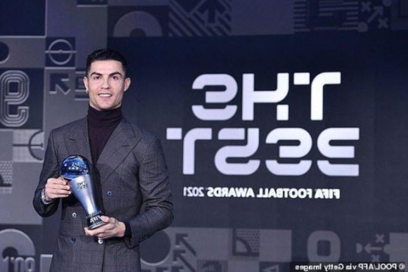 1 Ronaldo Nhan Giai Thuong Dac Biet Cua Fifa