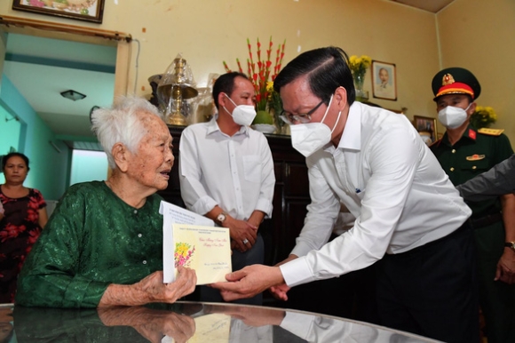 1 Chu Tich Ubnd Tphcm Phan Van Mai Tham Chuc Tet Cac Don Vi Ho Ngheo