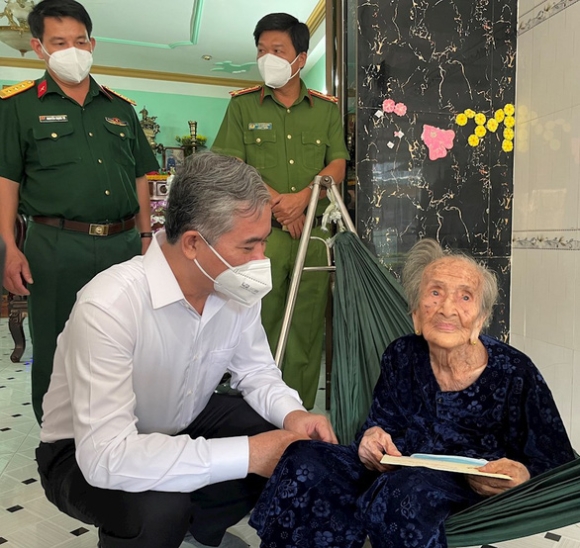 2 Chu Tich Ubnd Tphcm Phan Van Mai Tham Chuc Tet Cac Don Vi Ho Ngheo