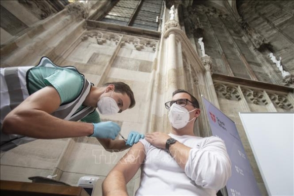 1 Quoc Gia Chau Au Dau Tien Ap Dat Bat Buoc Tiem Vaccine Ngua Covid 19