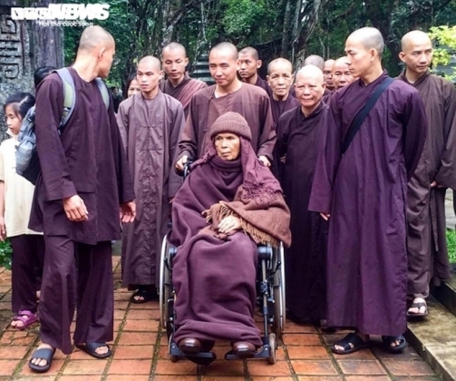 2 Tang Le Thien Su Thich Nhat Hanh Keo Dai 7 Ngay Theo Hinh Thuc Khoa Tu Im Lang
