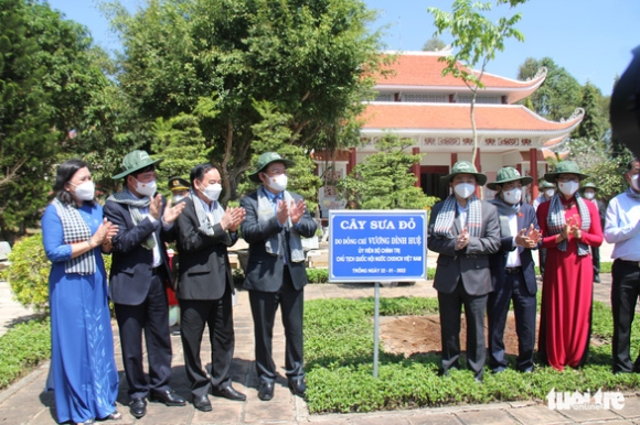 3 Chu Tich Quoc Hoi Vuong Dinh Hue Chuc Tet Va Trao Qua Tai Ben Tre