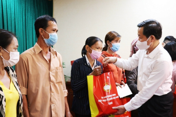 1 Pho Thu Tuong Le Minh Khai Tham Tang Qua Nguoi Lao Dong Tai Binh Phuoc