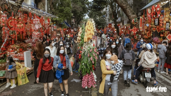 2 Ha Noi Nang Rao Cuoi Tuan Ban Tre Keo Nhau Len Cho Hang Luoc Check In