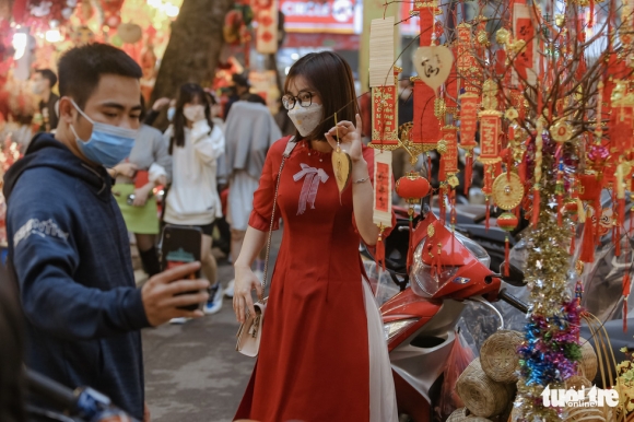 6 Ha Noi Nang Rao Cuoi Tuan Ban Tre Keo Nhau Len Cho Hang Luoc Check In