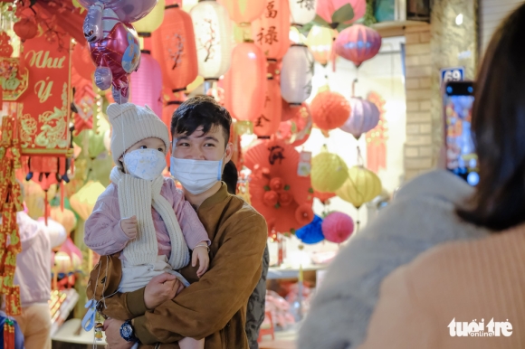 7 Ha Noi Nang Rao Cuoi Tuan Ban Tre Keo Nhau Len Cho Hang Luoc Check In