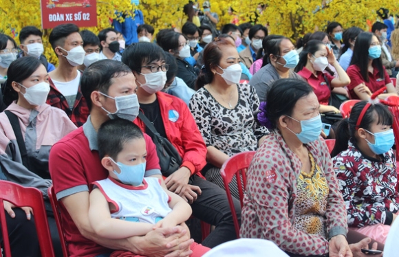 2 Tet Chung Mot Nha Dua Nguoi Lao Dong Kho Khan Ve Que