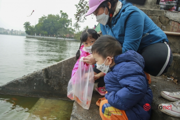 7 Nguoi Dan Ra Ho Tay Cau Long Bien Tha Ca Chep Tien Ong Tao