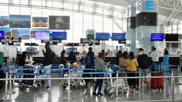 2 Khach Qua San Bay Noi Bai Tang Dan Nhung Van Kem Xa Dip Tet Cac Nam Truoc