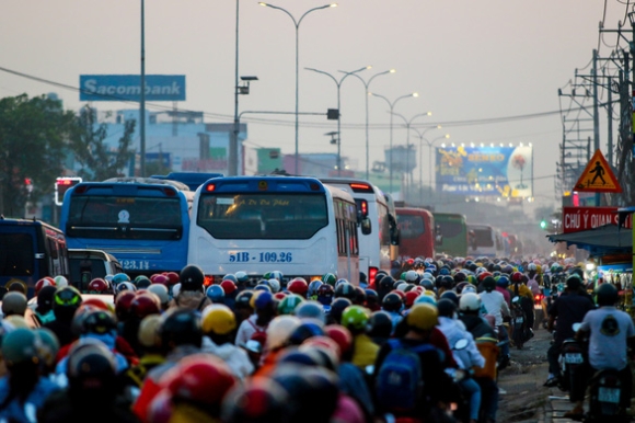 4 Dong Nghit Nguoi Dan Di Xe May Ve Mien Tay Don Tet Gian Nan Ma Vui