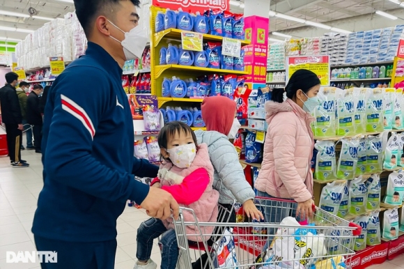 3 Nguoi Dan Ha Noi Do Xo Vao Sieu Thi Mua Sam Trong Ngay Dau Nghi Tet