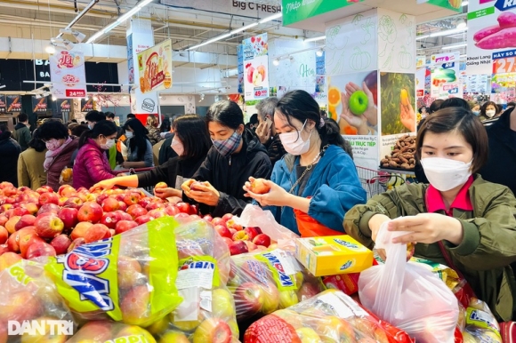 4 Nguoi Dan Ha Noi Do Xo Vao Sieu Thi Mua Sam Trong Ngay Dau Nghi Tet