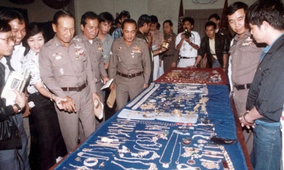 2 Thai Lan   A Rap Xe Ut Hoa Giai Cang Thang Sau Vu Trom Kim Cuong Xanh Bi An