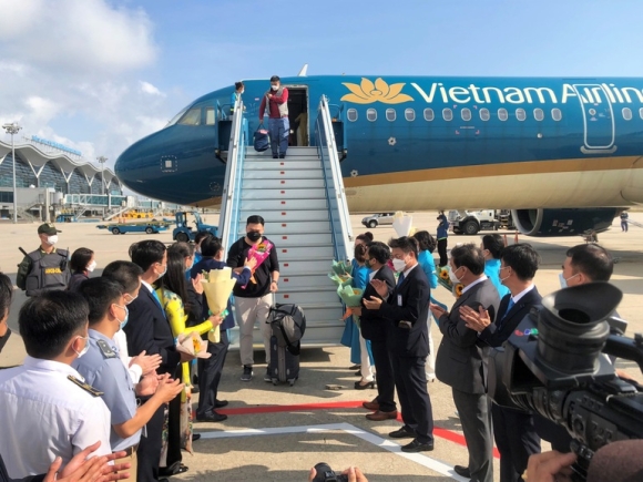 2 Nhung Chuyen Bay Xong Dat Dau Tien Trong Ngay Mung 1 Tet Nham Dan