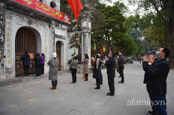 4 Ha Noi Nguoi Dan Toi Chua Vai Vong Cau Binh An Trong Ngay Mung 1 Tet