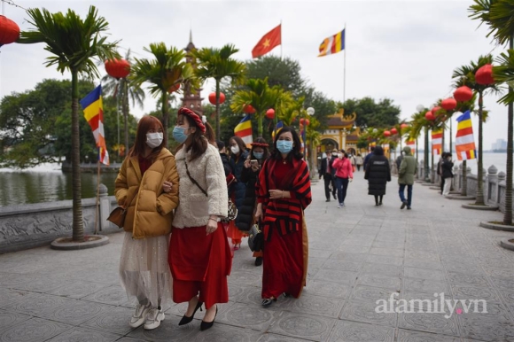 6 Ha Noi Nguoi Dan Toi Chua Vai Vong Cau Binh An Trong Ngay Mung 1 Tet