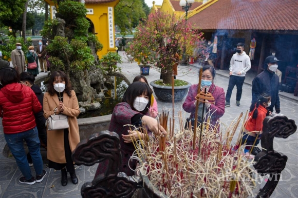 7 Ha Noi Nguoi Dan Toi Chua Vai Vong Cau Binh An Trong Ngay Mung 1 Tet