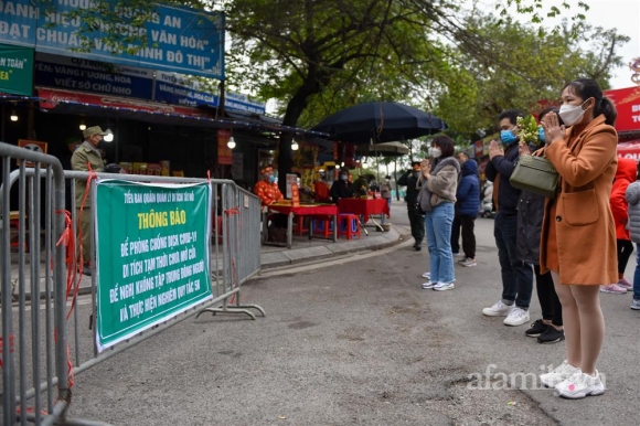 8 Ha Noi Nguoi Dan Toi Chua Vai Vong Cau Binh An Trong Ngay Mung 1 Tet