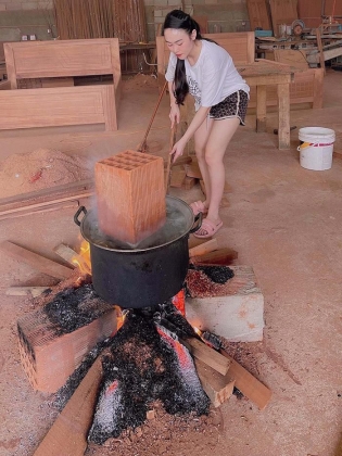 2 Nguoi Viet O Chau Phi A Au Don Tet Nang Niu Lo Dua Hanh Chiec Banh Tet