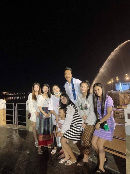 3 Nguoi Dan Ong Song Hoa Hop Voi 8 Vo Tre