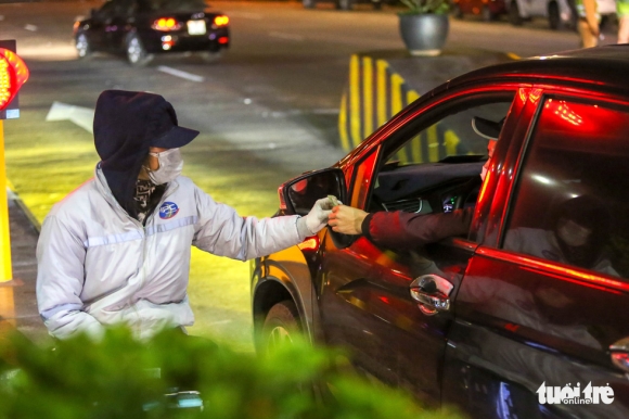 4 Nguoi Dan Tro Lai Ha Noi Som Cao Toc Phap Van   Cau Gie Un U Keo Dai