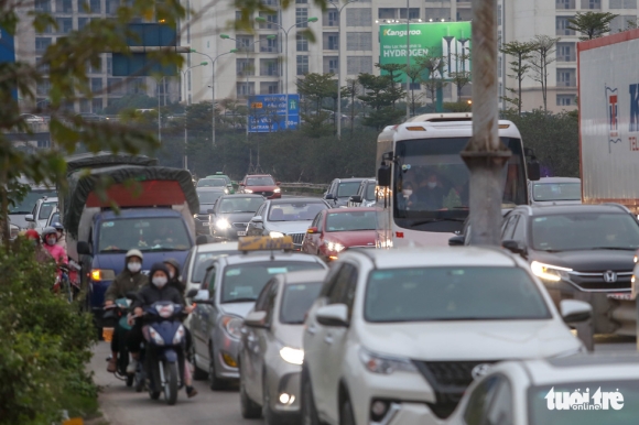 6 Nguoi Dan Tro Lai Ha Noi Som Cao Toc Phap Van   Cau Gie Un U Keo Dai