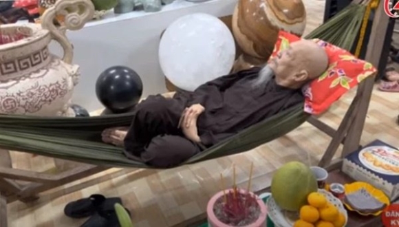 2 Le Tung Van Van Tap Trung De Tu Toi Tinh That Bong Lai Hanh Le Trang Trong Tham Chi Duoc Te Song Du Dang Bi Khoi To