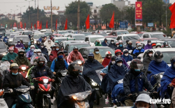 2 Nguoi Dan Doi Mua Ret Tro Lai Thu Do Chieu Mung 5 Tet