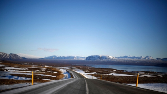 1 Iceland Tim Thay May Bay Du Lich Mat Tich Duoi Day Ho