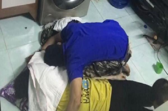 1 Nghi An Me Bo Con Vao May Giat Roi Treo Co Tu Tu Xot Xa Canh Nguoi Dan Ong Guc Khoc Om Chat Vo Con Vao Long