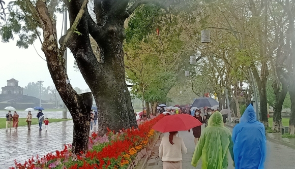 3 Du Khach Doi Mua Du Xuan Hue
