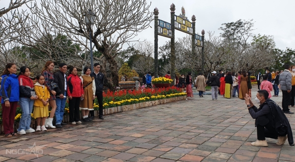 4 Du Khach Doi Mua Du Xuan Hue