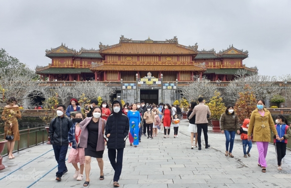 5 Du Khach Doi Mua Du Xuan Hue