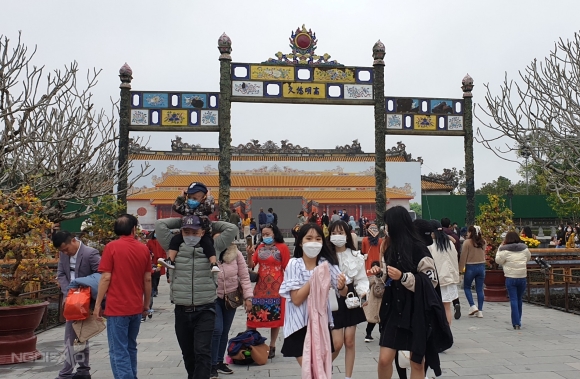 7 Du Khach Doi Mua Du Xuan Hue