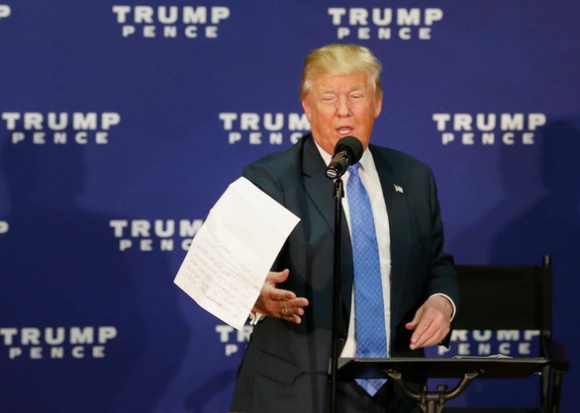 1 Ong Trump Ua Xe Bo Giay To Tro Ly Phai Dan Lai