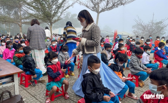 2 Di Hoc Dau Nam Hoc Sinh Mien Nui Nam Tra My Vui Mung Nhan Bao Li Xi