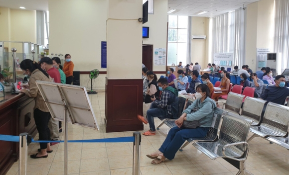 2 Tphcm Nhieu Nguoi Dan Di Lam Thu Tuc Ngay Lam Viec Dau Nam
