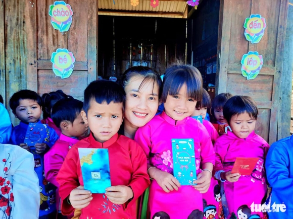 4 Di Hoc Dau Nam Hoc Sinh Mien Nui Nam Tra My Vui Mung Nhan Bao Li Xi