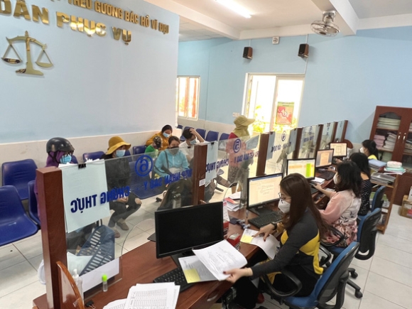 4 Tphcm Nhieu Nguoi Dan Di Lam Thu Tuc Ngay Lam Viec Dau Nam