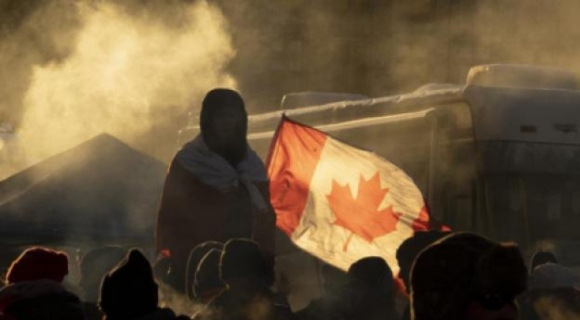 7 Doan Xe Bieu Tinh Lam Te Liet Trung Tam Thu Do Canada