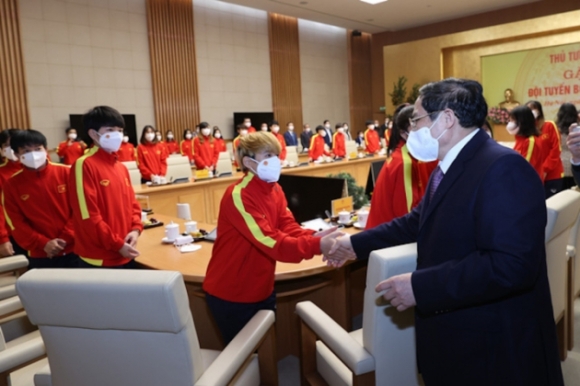 1 Thu Tuong Gap Go Chuc Mung Cac Co Gai Vang Bong Da Viet Nam