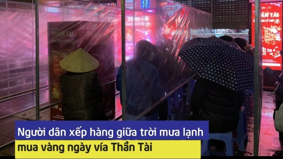1 Video Nguoi Dan Xep Hang Giua Troi Mua Lanh Mua Vang Ngay Via Than Tai