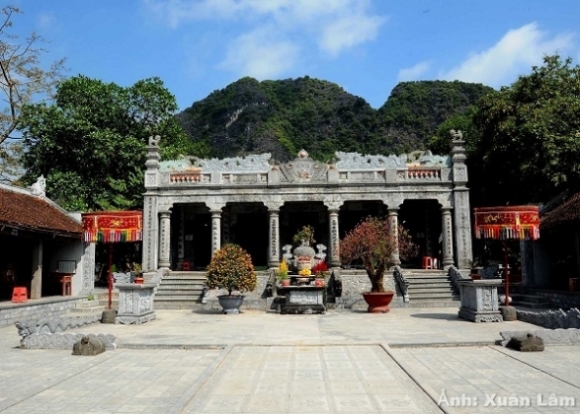 2 Dau Nam Chiem Bai Nhung Ngoi Den Chua Noi Tieng Linh Thieng O Ninh Binh