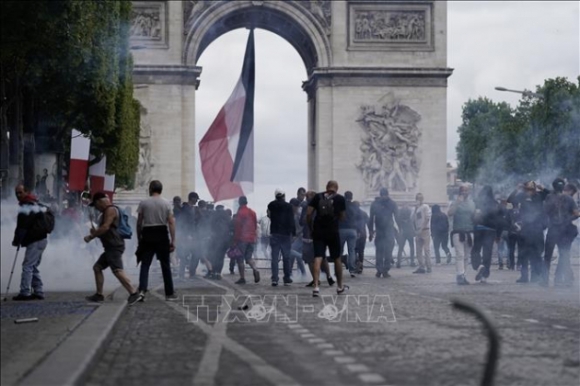 1 Canh Sat Phap Chan Doan Xe Tuan Hanh Tien Vao Thu Do Paris