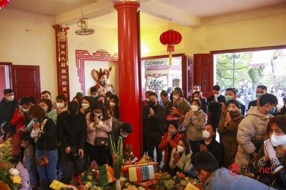10 Hang Nghin Nguoi Di Le Phu Tay Ho Ngay Ram Thang Gieng