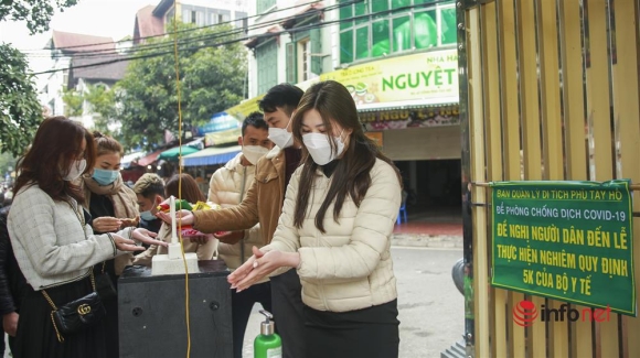 4 Hang Nghin Nguoi Di Le Phu Tay Ho Ngay Ram Thang Gieng
