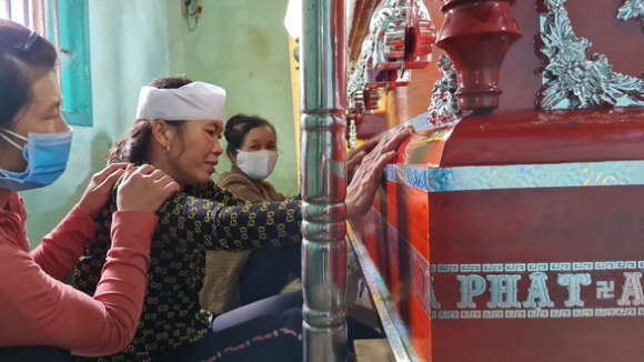 1 Nam Sinh Vien Nguyen Van Nghia Ve Nha Dam Tang Dam Nuoc Mat