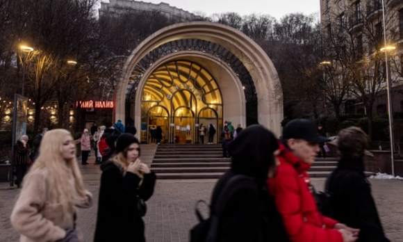 2 Nguoi Dan Kiev Nhe Nhom Khi Nga Rut Quan Giam Leo Thang Voi Ukraine