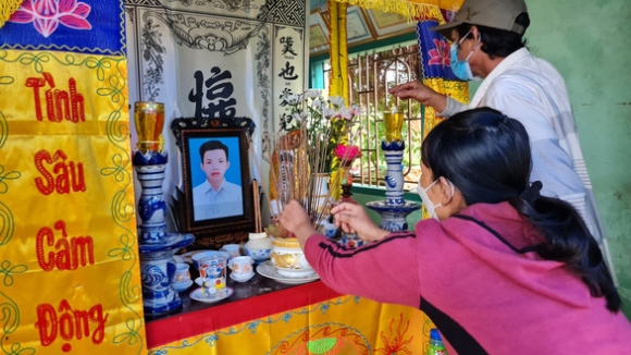 6 Nam Sinh Vien Nguyen Van Nghia Ve Nha Dam Tang Dam Nuoc Mat