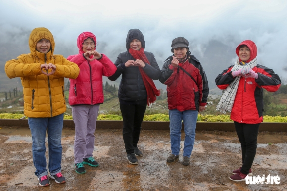 2 Du Khach Vuot Hon 2000km Tu Tphcm Den Y Ty Tan Huong Cai Ret Sau Cua Tay Bac